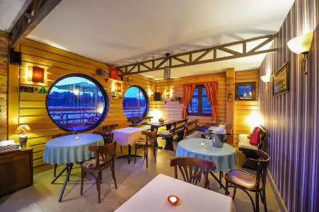 San Art Floating Hostel - 10