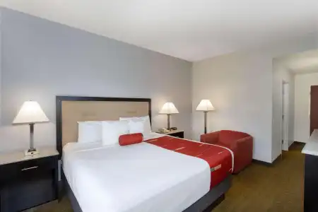 Days Inn & Suites by Wyndham Lakeland - 71