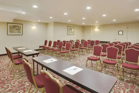 La Quinta Inn by Wyndham Queens - 12