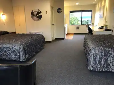 Commodore Motels - 22