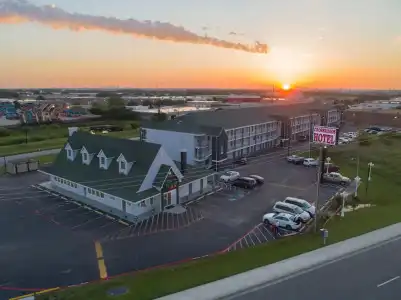 The Crossroads & Suites - 17