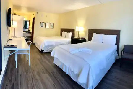 Seven Gables Inn - 7