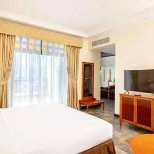 Novotel Bahrain Al Dana Resort - 42