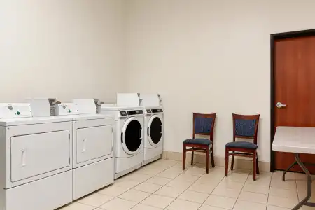 Holiday Inn Express and Suites Bakersfield Central by IHG - 34