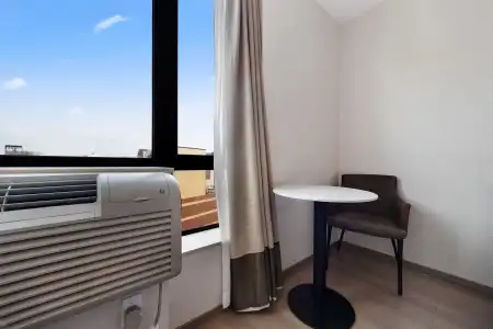 Ramada by Wyndham Flushing Queens - 3