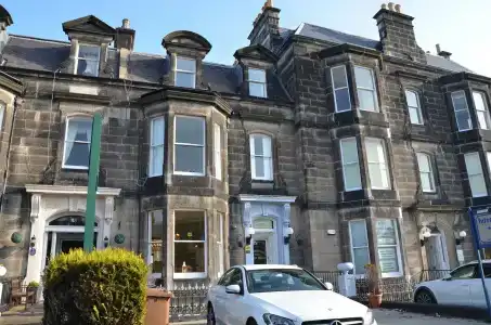 Edinburgh 37 - 0