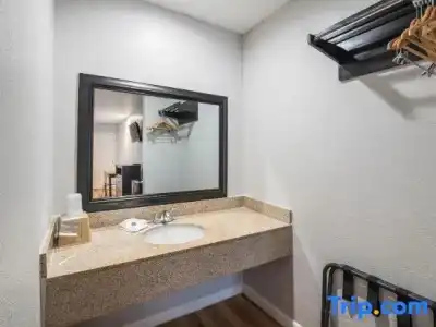 Motel 6 Dallas - 11