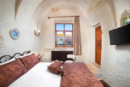 Romantic Cave - 105