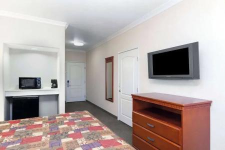 Howard Johnson by Wyndham Bakersfield - 8