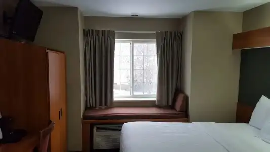 Microtel Inn & Suites by Wyndham Bozeman - 11