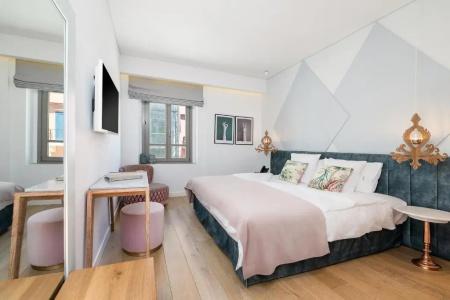 Nyx Chic Manor - 87