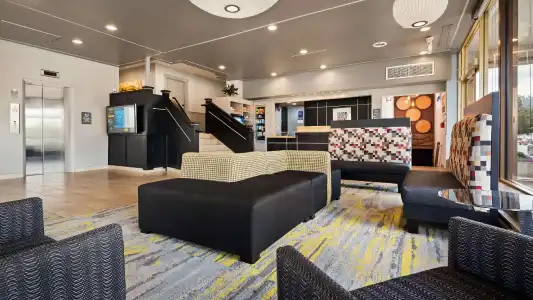 Best Western Plus Milwaukee West - 14