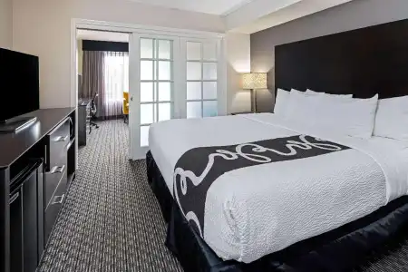 La Quinta Inn & Suites by Wyndham Anaheim - 31