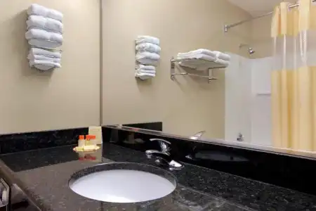 Days Inn & Suites by Wyndham Lakeland - 56