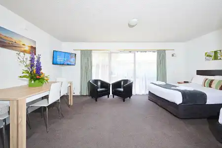 Cobblestone Court Motel – Wenzel Motels - 21