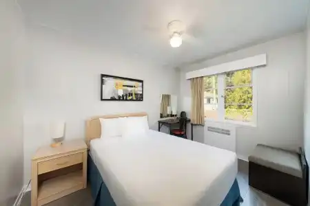 2400 Motel - 76