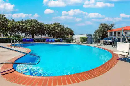 Days Inn by Wyndham South Fort Worth - 10