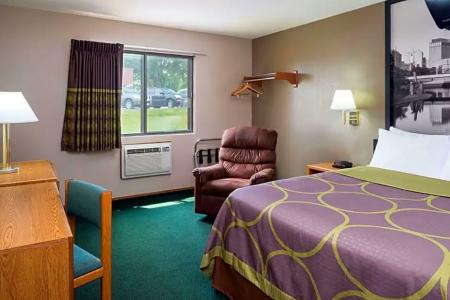 Super 8 by Wyndham Omaha NE - 13