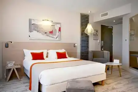 Kyriad Prestige Vannes Centre – Palais Des Arts - 69