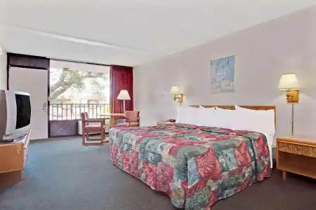 Days Inn by Wyndham Clearwater/Gulf to Bay - 17