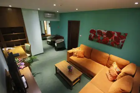 Max Inn - 1