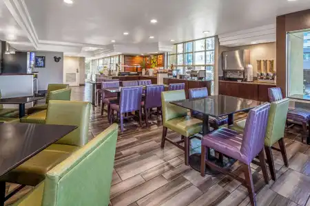 La Quinta Inn & Suites by Wyndham Anaheim - 14