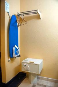 Super 8 by Wyndham Indio - 16