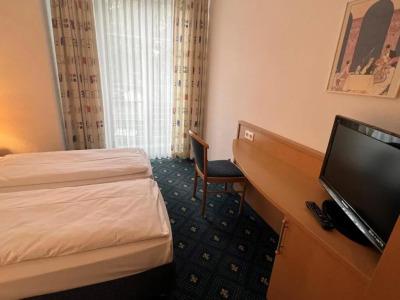 am Schlosspark , Wiesbaden - 24