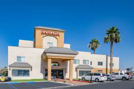 Ramada by Wyndham Bakersfield North - 1