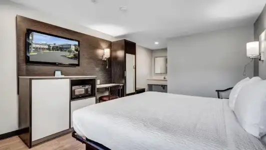 Days Inn & Suites by Wyndham Niagara Falls/Buffalo - 24