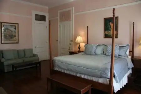 The Queen Anne - 1
