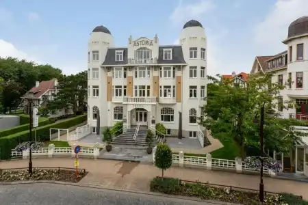 Astoria De Haan - 24