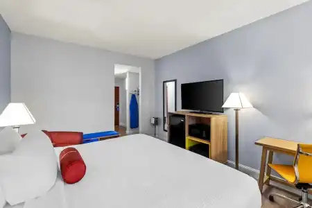 Days Inn & Suites by Wyndham Lakeland - 31