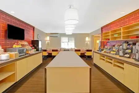 Hawthorn Suites by Wyndham Greensboro - 9