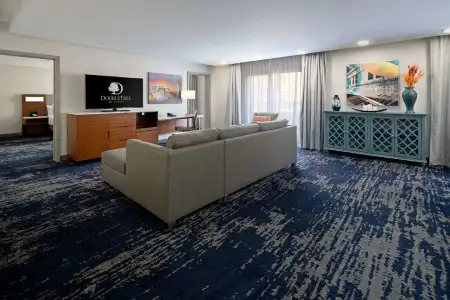 DoubleTree by Hilton Bakersfield - 5
