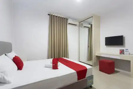 RedDoorz Plus near Cilandak Town Square 2 - 4