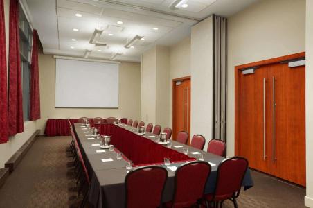 Embassy Suites Montréal by Hilton - 12