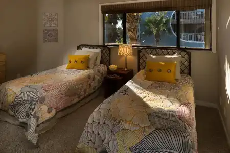 Hibiscus Oceanfront Resort - 17