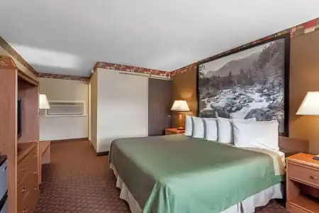Super 8 by Wyndham Lake George/Downtown - 26