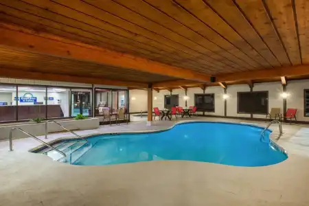 Days Inn & Suites by Wyndham Wisconsin Dells - 12