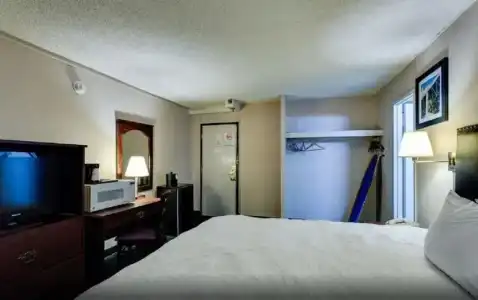 University & Suites - 12
