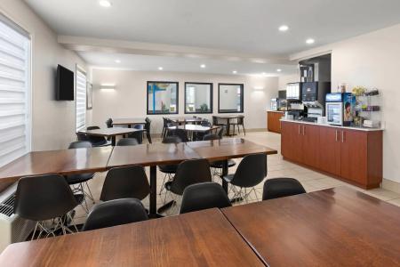 Super 8 by Wyndham Trois-Rivieres - 23