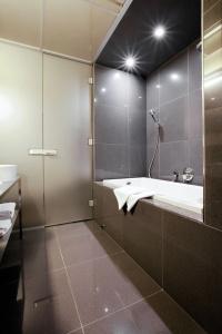 Old Town Square Residence by Emblem - 44
