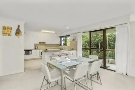 Gemini Court Holiday Apartments - 300