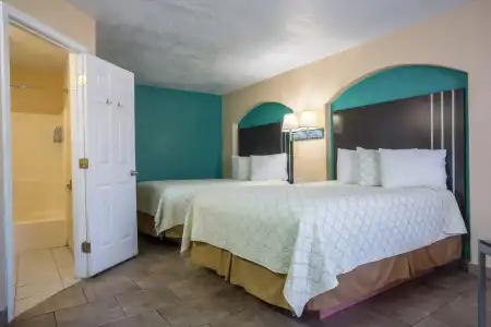 Pinn Road Inn and Suites - 10