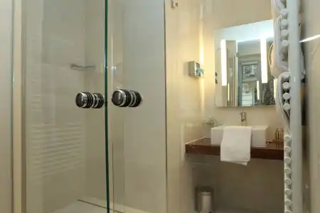 Queens Boutique - 8