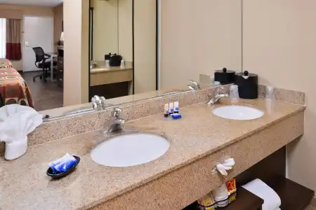 Best Western Plus Raffles Inn & Suites - 42