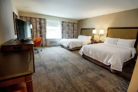 Hampton Inn and Suites Manchester - 25