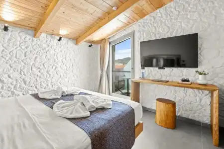 Emily's Luxury Suites - 7
