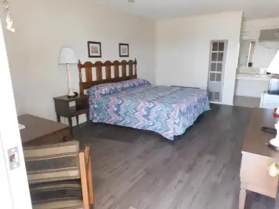 Royal Host Motel - 73